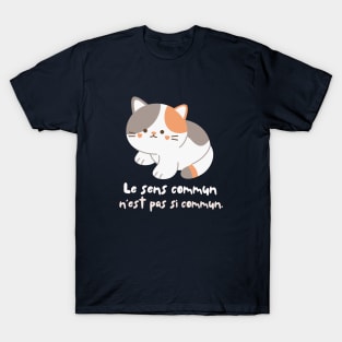 Cute cat with Voltaire quote: Le sens commun n&amp;#39;est pas si commun T-Shirt